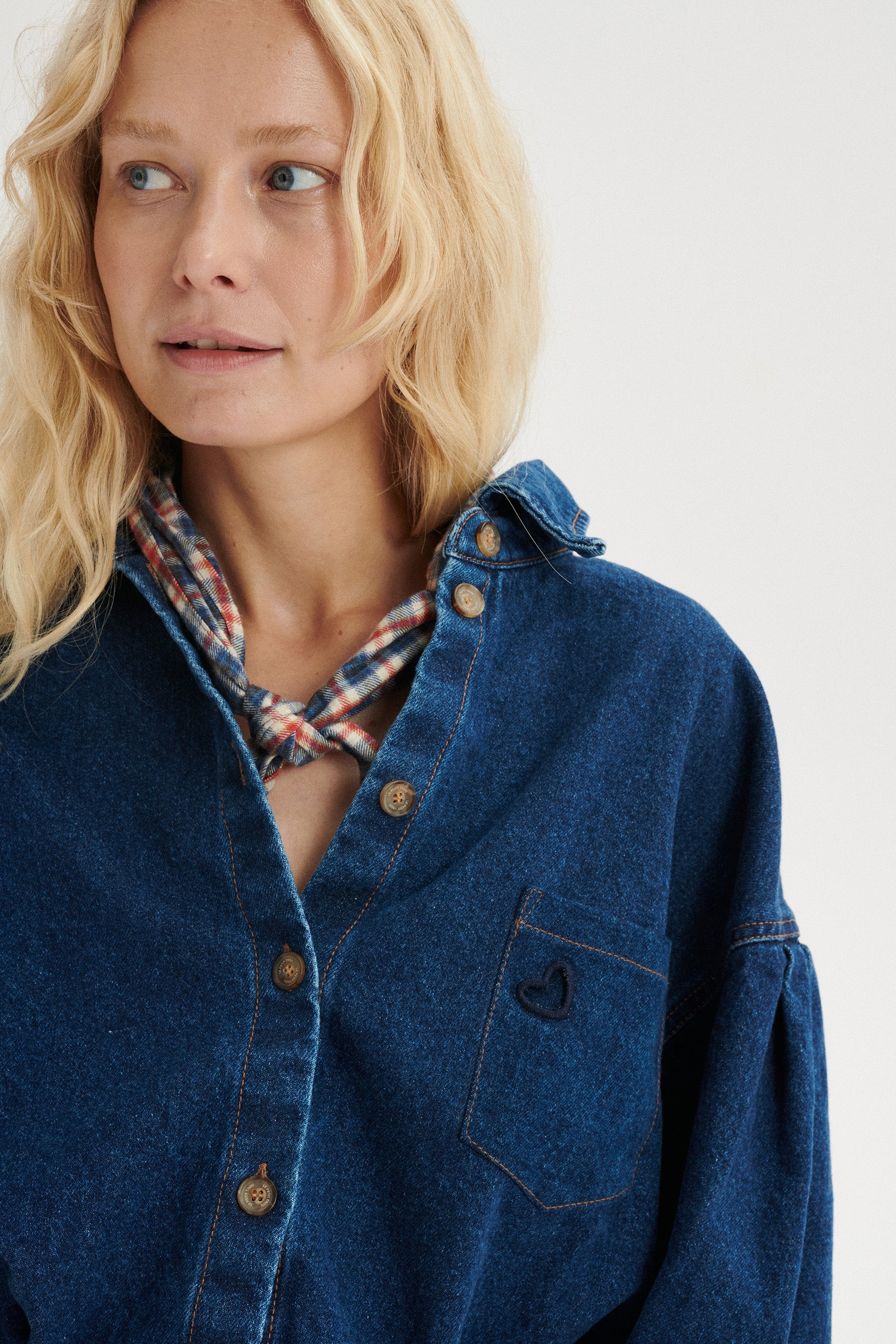 Axel Marszczona chusta w kratę