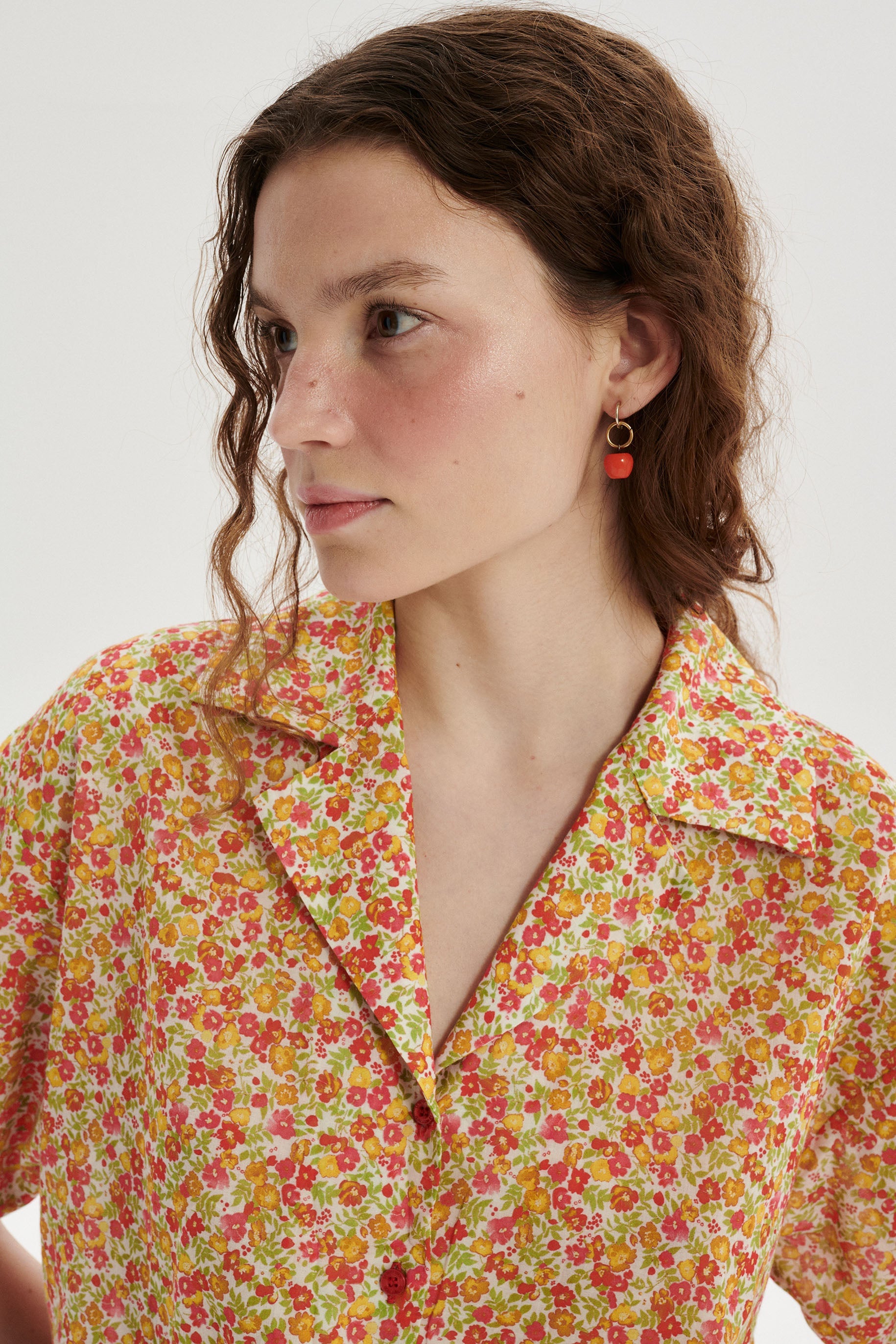 Okrągły kolczyk z zawieszką jabłka