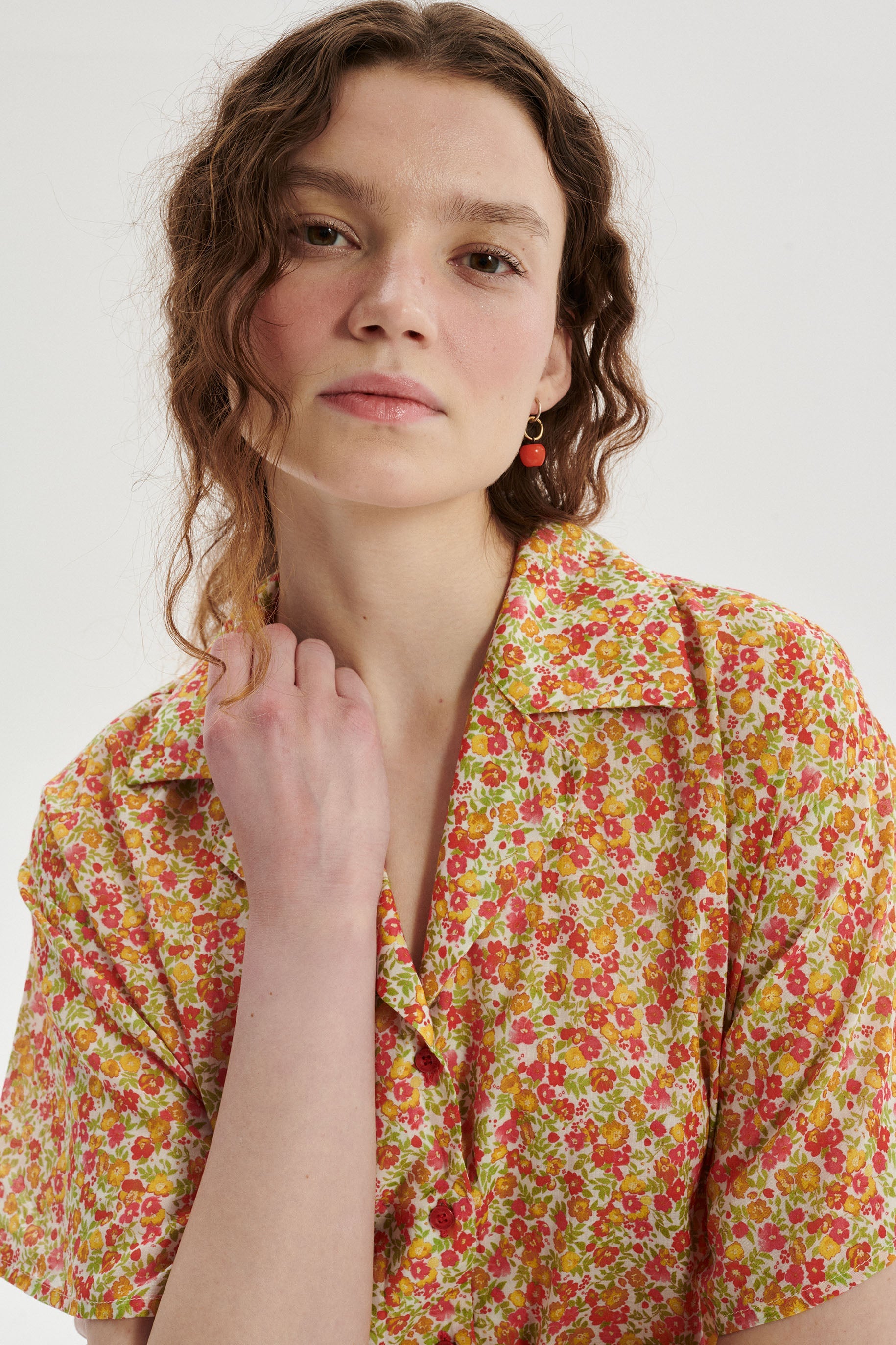 Okrągły kolczyk z zawieszką jabłka