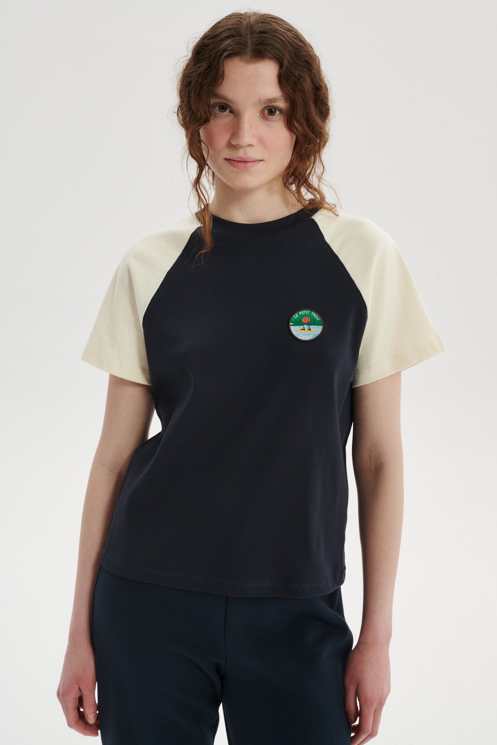 Camp T-shirt z organicznej bawełny z naszywką