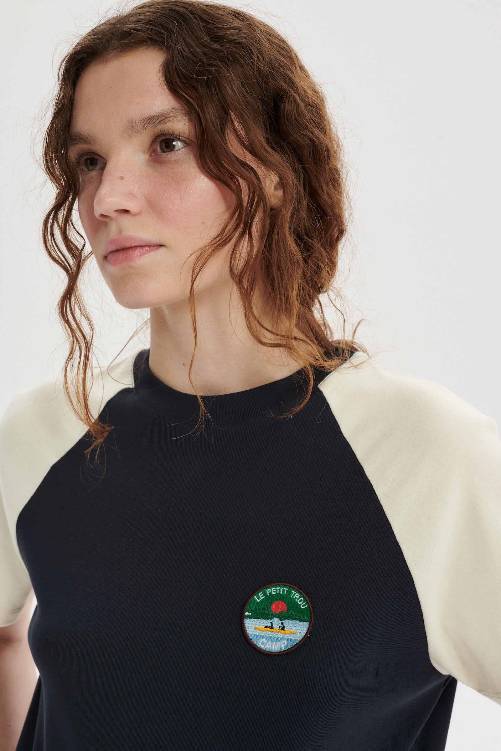 Camp T-shirt z organicznej bawełny z naszywką
