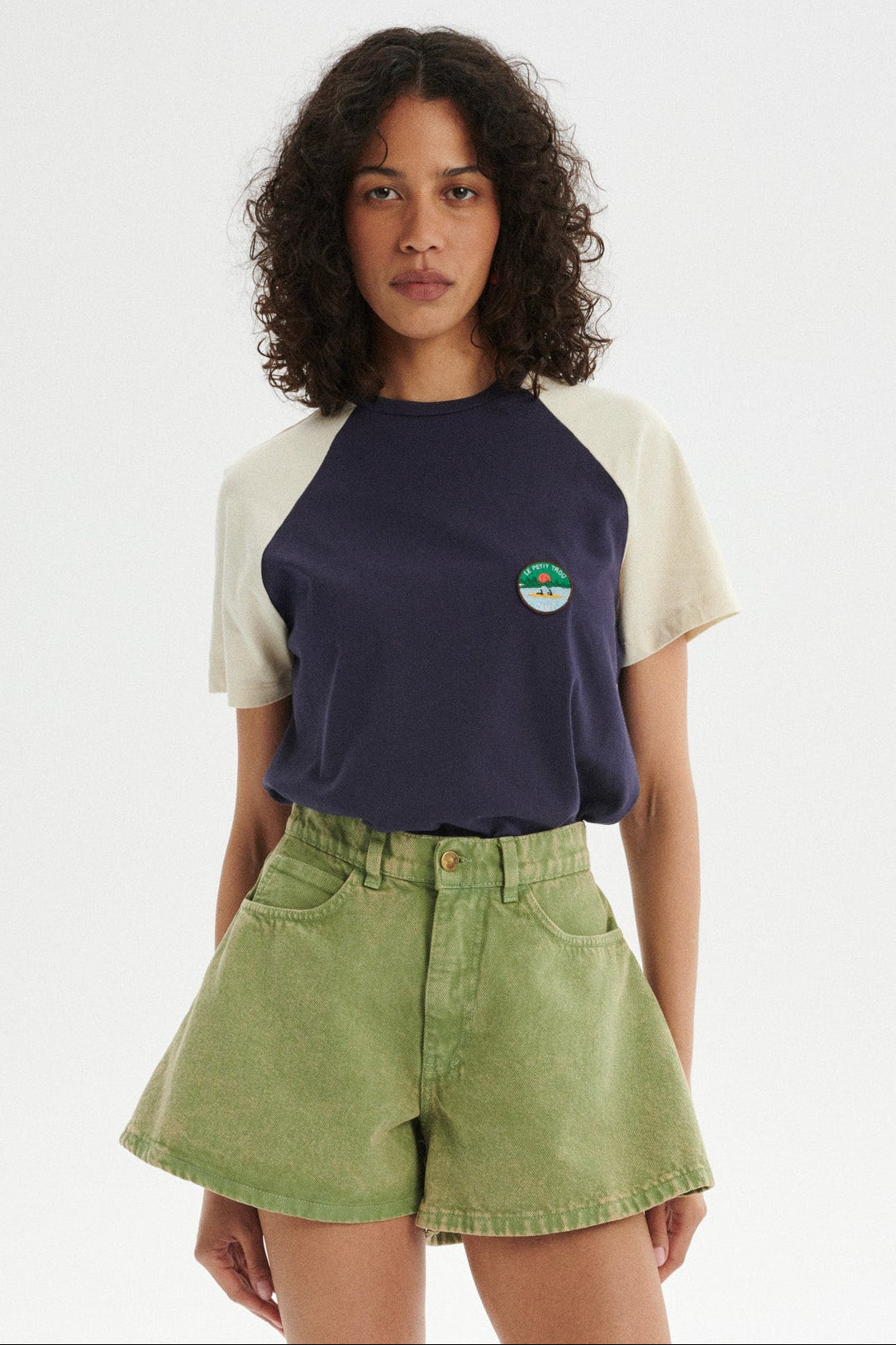 Camp T-shirt z organicznej bawełny z naszywką