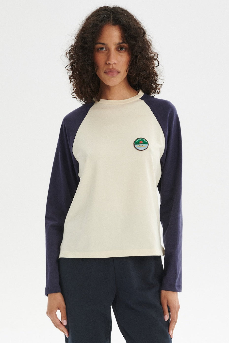 Camp Longsleeve z organicznej bawełny z naszywką
