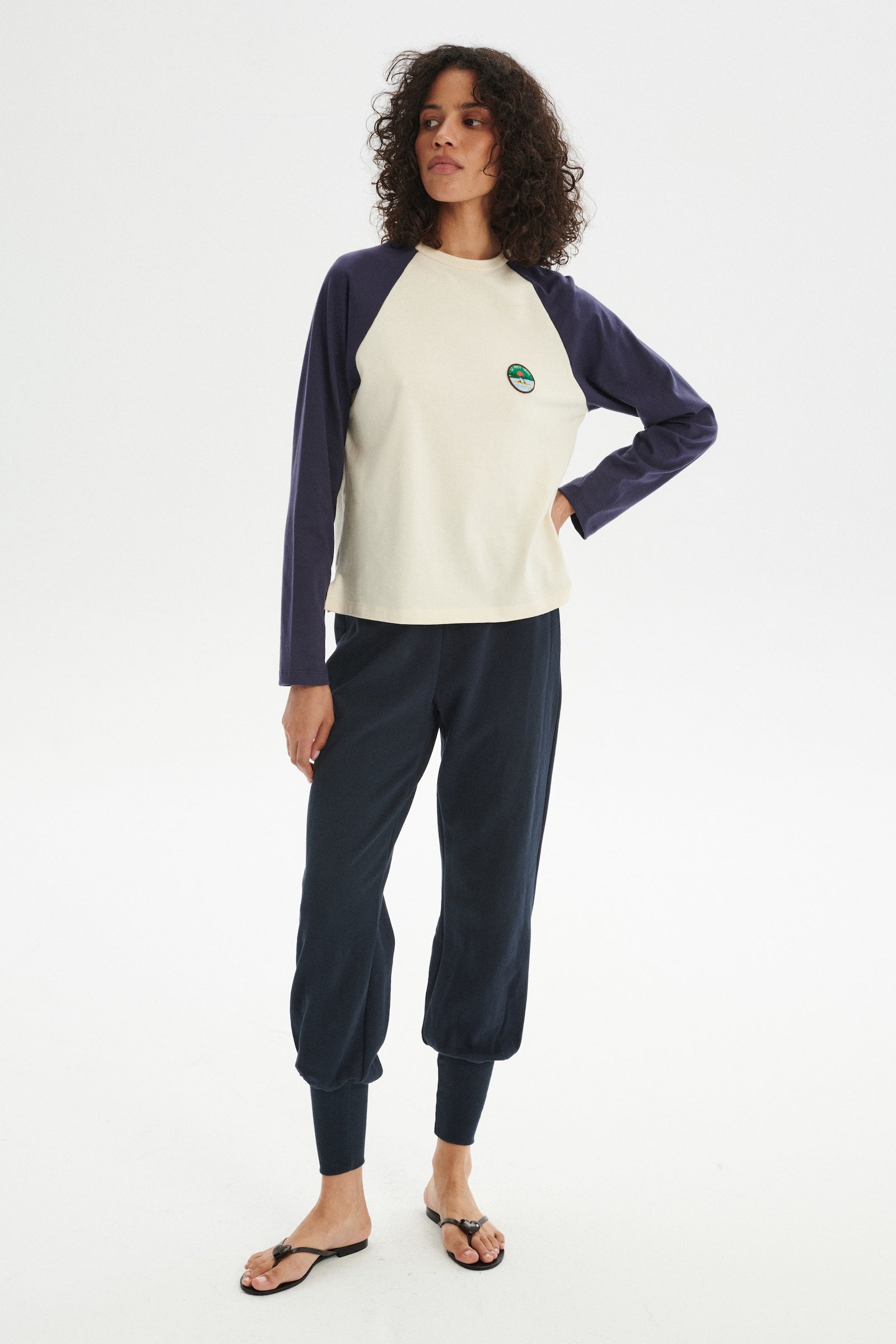 Camp Longsleeve z organicznej bawełny z naszywką