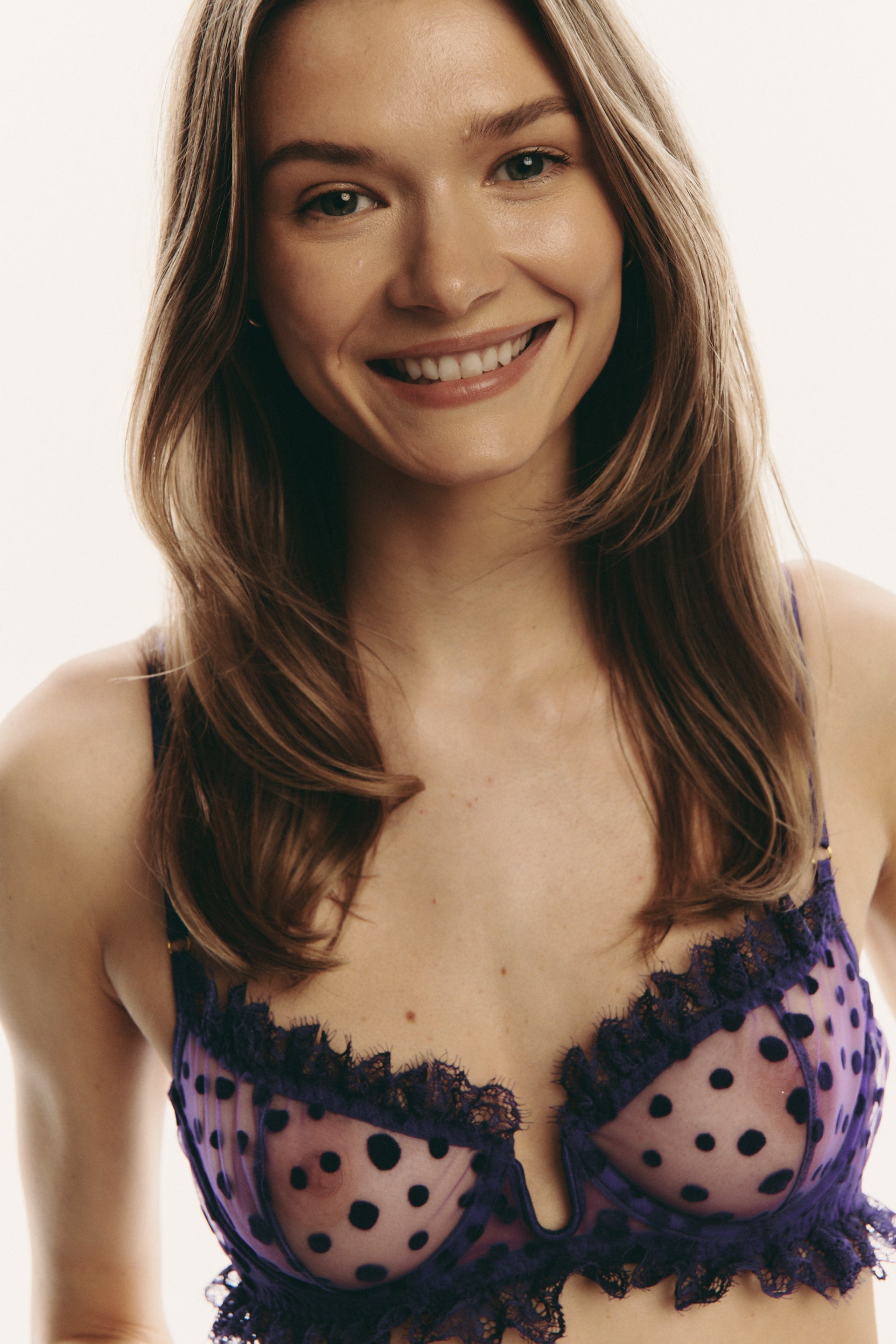 PRUNE stanik z fiszbiną w kształcie U i falbankami